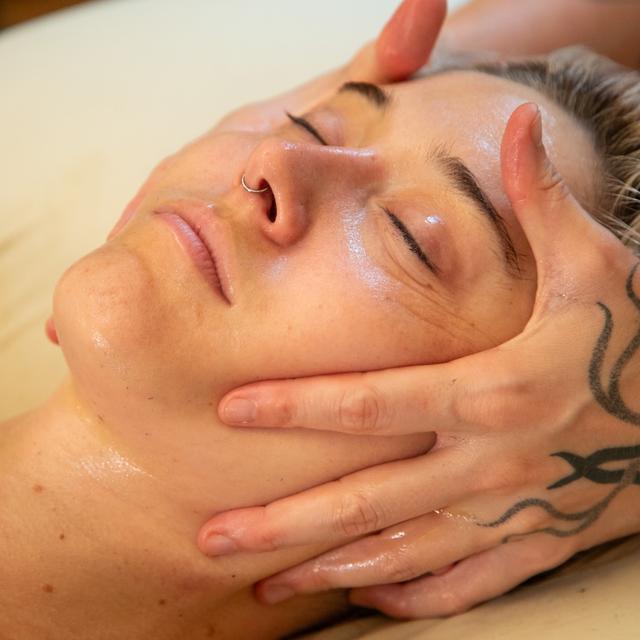 75 Minute Facial Massage Package